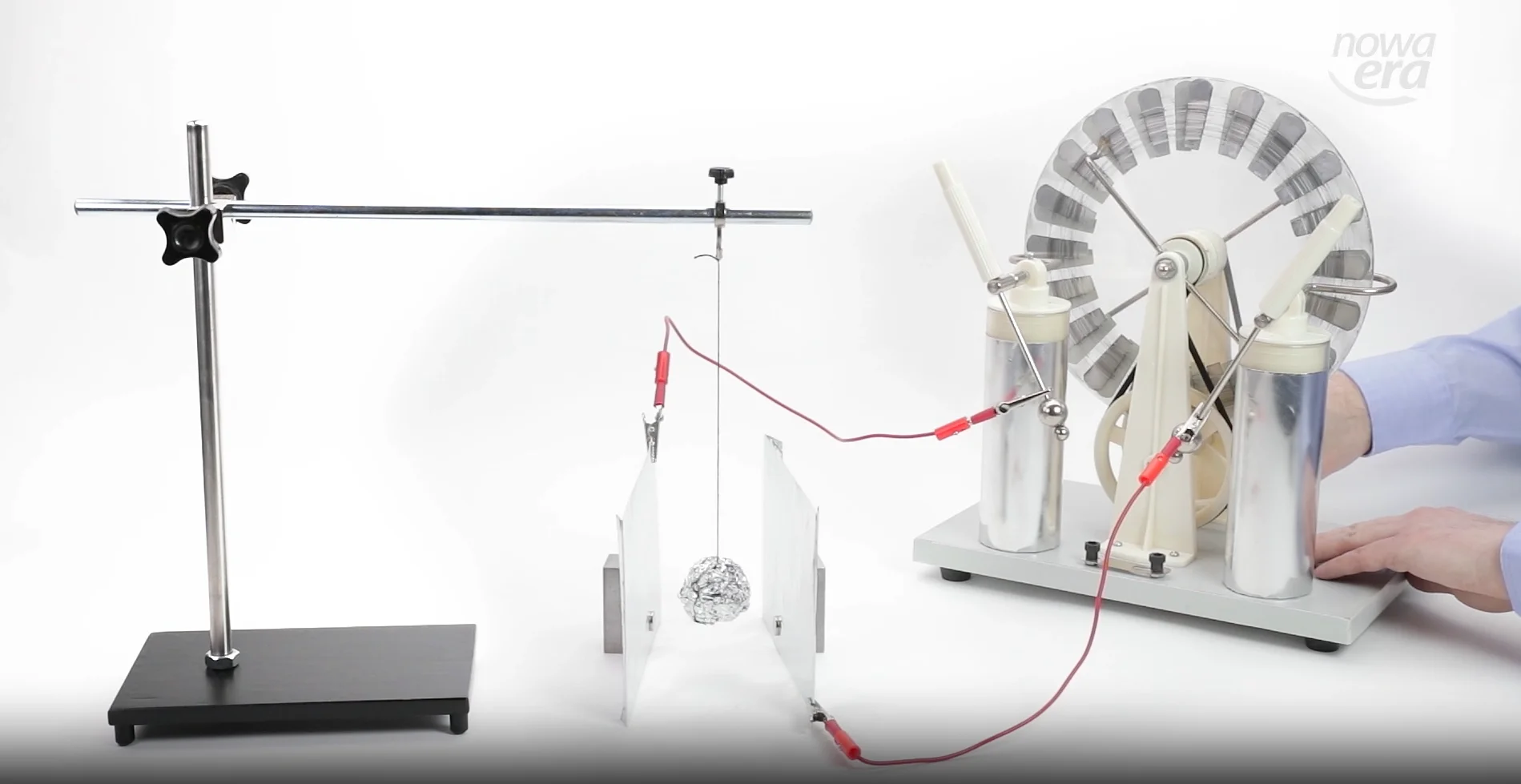 Aluminiowa kulka w polu elektrycznym